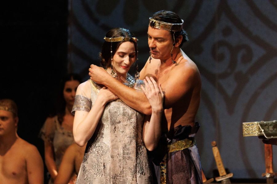 Marija Bergam u ulozi kraljice Jelene Anžujske: Priča satkana od fantazije, lepote, krvi i istorije na sceni Narodnog pozorišta (FOTO)