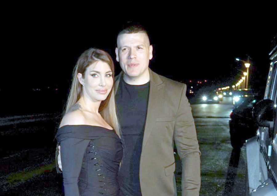 Čista erotika: Pogledajte kako Sloba i Jelena slave godišnjicu braka uz šampanjac i sveće (GALERIJA)