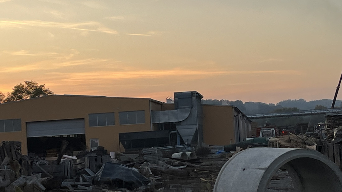 Lokalizovan požar u fabrici peleta u Čačku