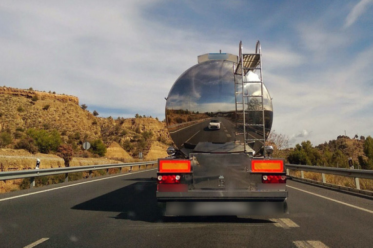 Haos na Iriškom vencu: Otkačila se cisterna, saobraćaj potpuno blokiran (FOTO)
