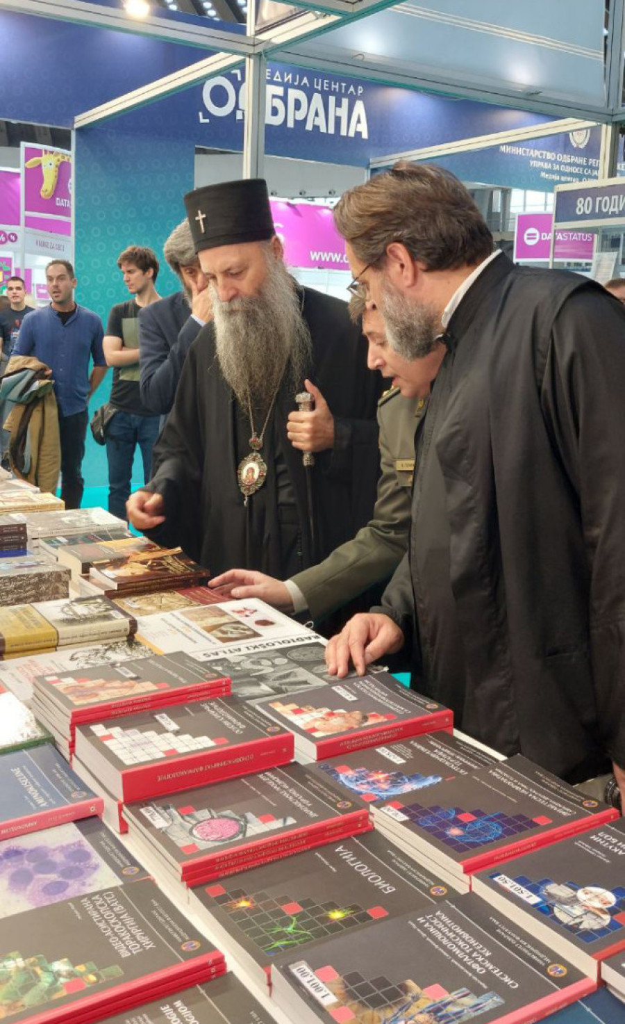 Patrijarh Porfirije posetio Sajam knjiga: Obišao je štandove najvećih i najznačajnijih izlagača (FOTO)