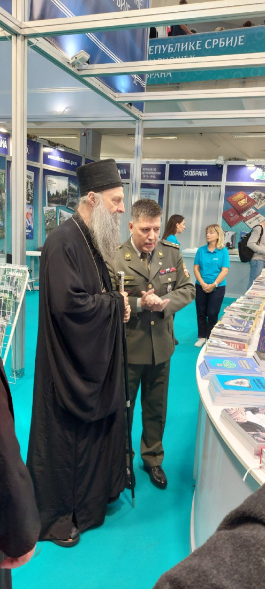 Patrijarh Porfirije posetio Sajam knjiga: Obišao je štandove najvećih i najznačajnijih izlagača (FOTO)