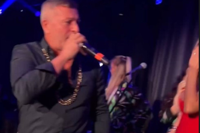 Đogani prekinuo novogodišnji nastup: Nisu nas isplatili! (VIDEO)