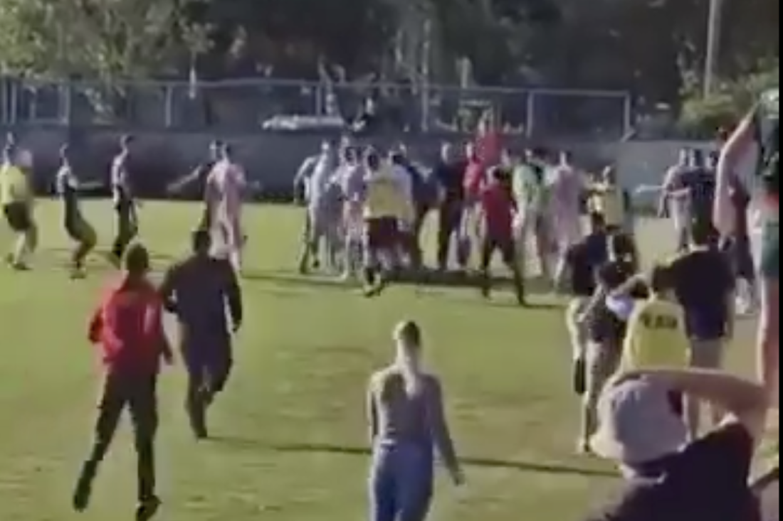 Brutalna tuča na utakmici u Crnoj Gori! Masovna šorka fudbalera, krv i haos na terenu! (VIDEO)