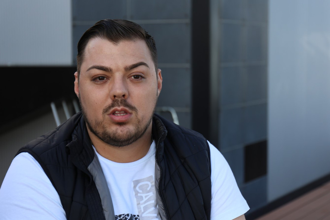 Umire od gladi: Pevač nakon operacije smršao 13 kg, pa otkrio u kakvom je stanju! (FOTO)