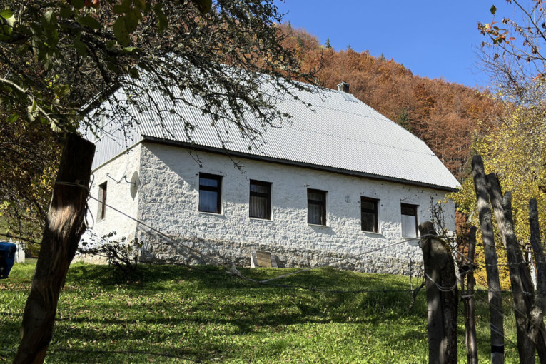 Muk ispred kuće ubijenih brata i sestre u Sokocu: Ovo je domaćinstvo koje je u crno zavio Alija Balijagović (FOTO/VIDEO)