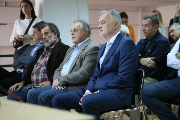 "Najbitniji čovek u istoriji naše košarke" dobio bistu: Aleksandar Nikolić je na počasnom mestu u "svojoj" dvorani (FOTO)