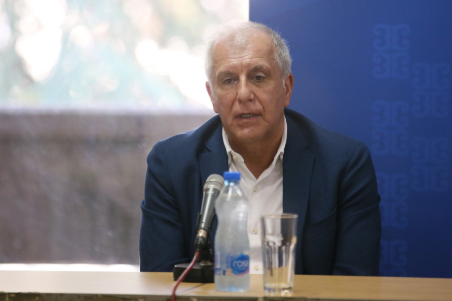 "Najbitniji čovek u istoriji naše košarke" dobio bistu: Aleksandar Nikolić je na počasnom mestu u "svojoj" dvorani (FOTO)