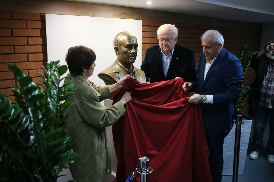 "Najbitniji čovek u istoriji naše košarke" dobio bistu: Aleksandar Nikolić je na počasnom mestu u "svojoj" dvorani (FOTO)