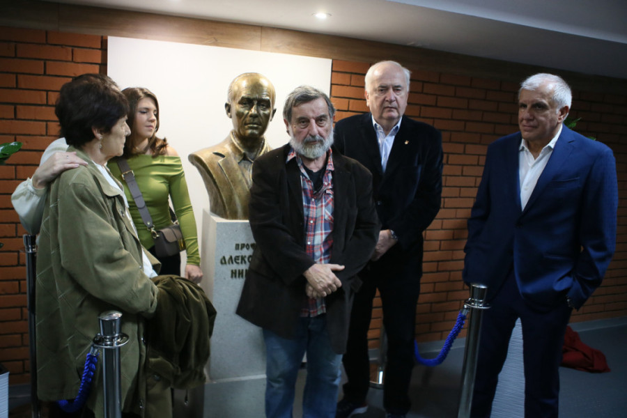 "Najbitniji čovek u istoriji naše košarke" dobio bistu: Aleksandar Nikolić je na počasnom mestu u "svojoj" dvorani (FOTO)