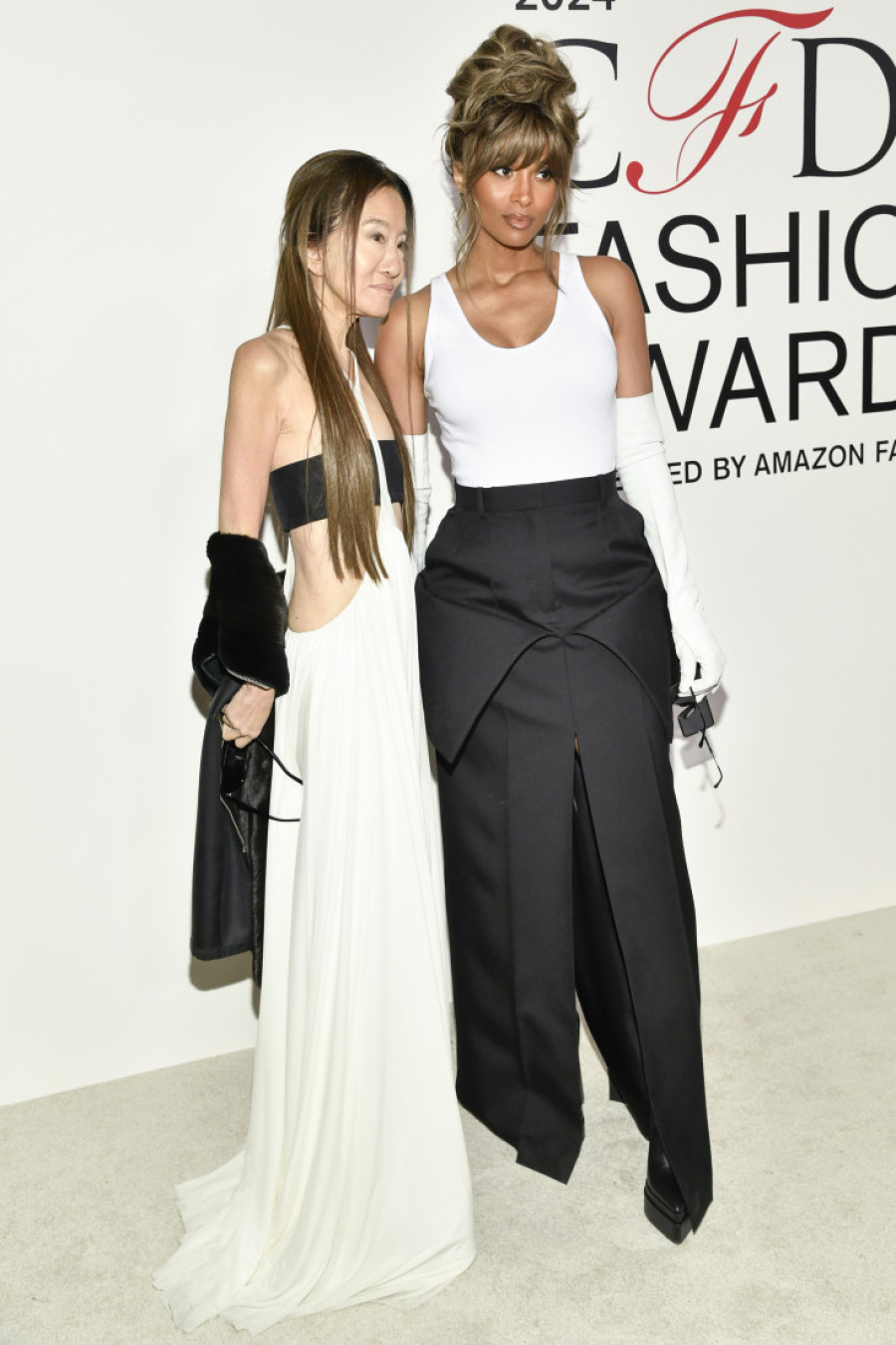 Zvezde na visini zadatka - Blejk u belom, Kajli u crnom perju: Pogledajte najbolje obučene zvezde na dodeli modnih nagrada u Njujorku (FOTO)