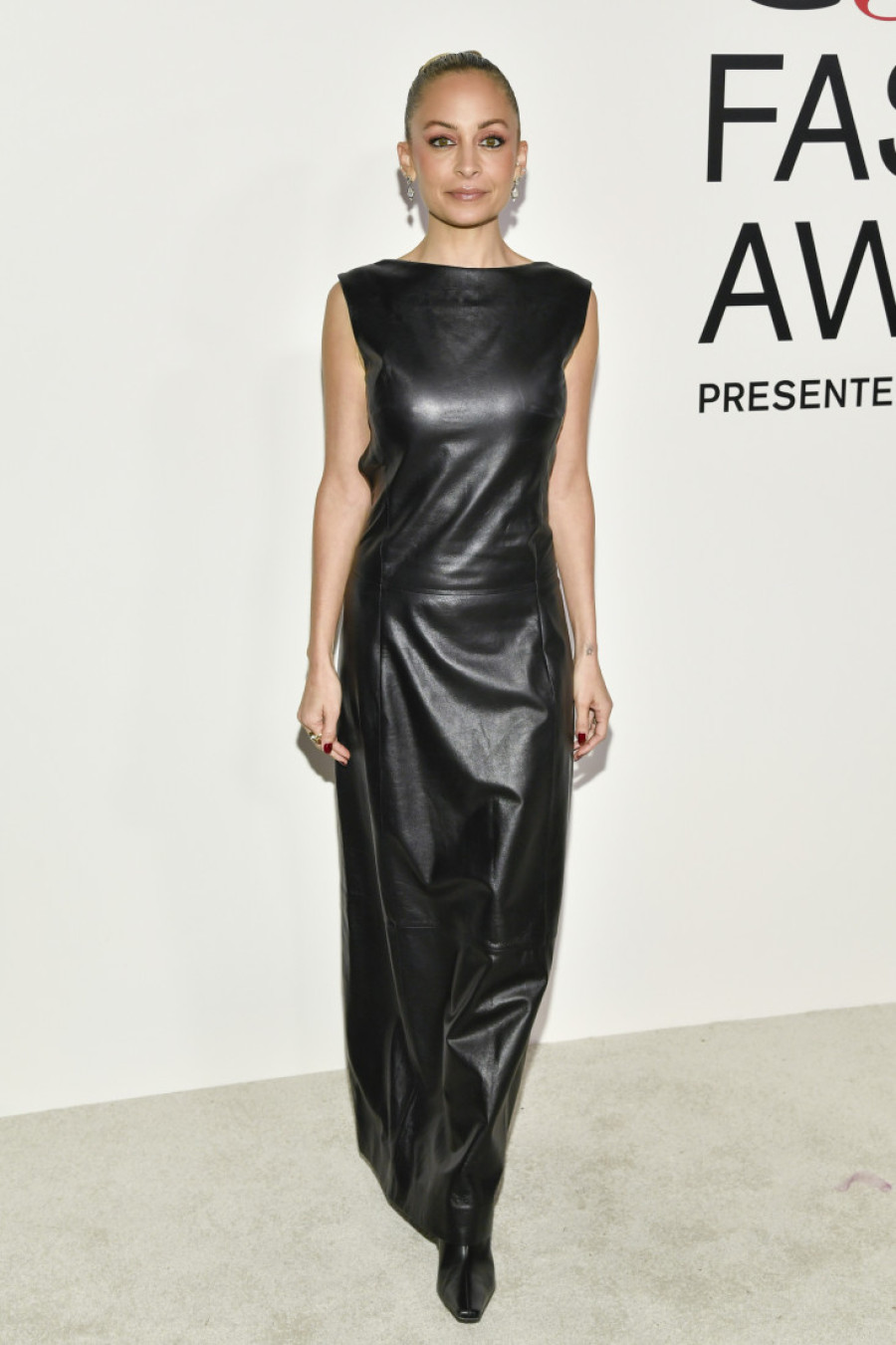 Zvezde na visini zadatka - Blejk u belom, Kajli u crnom perju: Pogledajte najbolje obučene zvezde na dodeli modnih nagrada u Njujorku (FOTO)