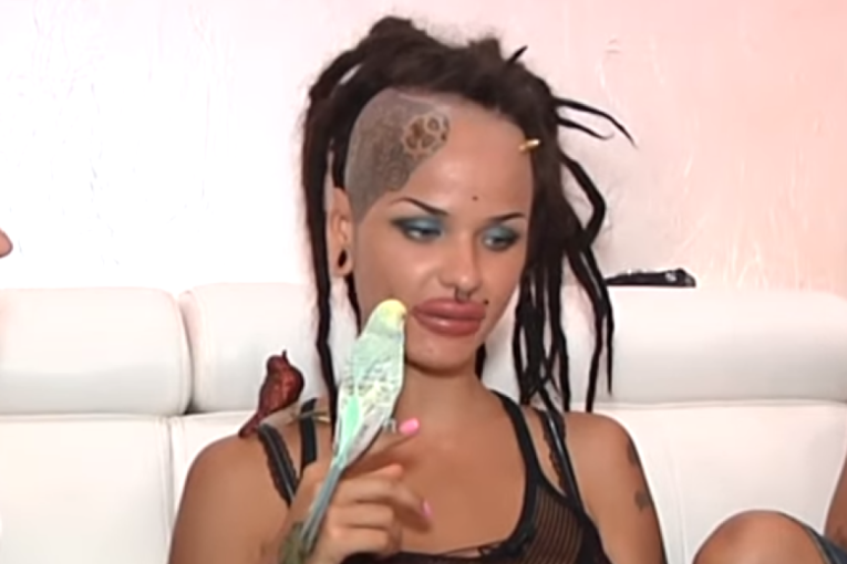 Blogerka koja je stekla slavu zbog velikih usana nađena mrtva u kanalizacionoj cevi, i to potpuno gola!