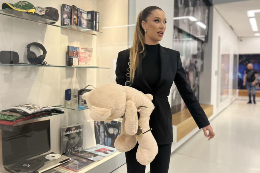 Makedonski slavuj i kao dete uživao u društvu slavnih! Toše sa Nikol i Klunijem - evo kako je izgledao