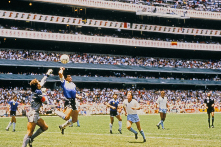 Maradona je s njom postao besmrtan, a ona je vlasniku donela bogatstvo! Lopta koju je dotakla "Božja ruka" prodata za milione!
