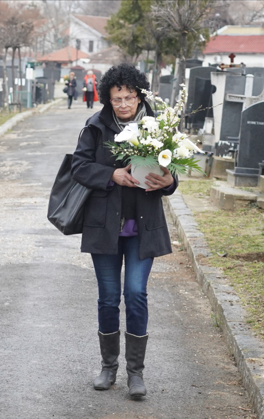 Majka Ksenije Pajčin jeca na ćerkinom grobu: Pevačicina sestra je čvrsto grli, potresne scene na pomenu