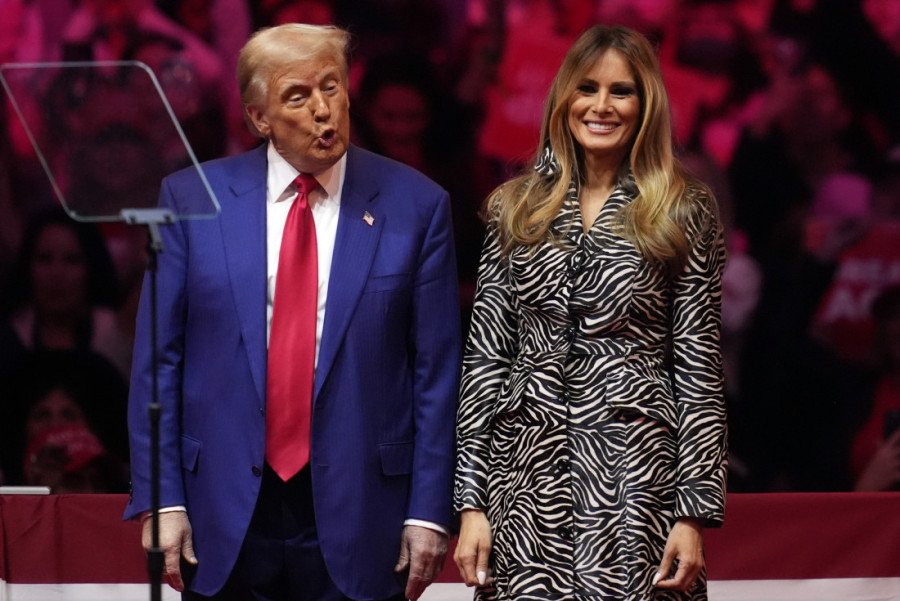 Bivša prva dama ponovo je stala uz supruga: Ovog puta Melanija je ponela Majkl Kors kaput sa zebra printom