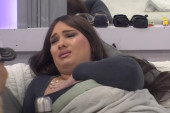 Ana Nikolić (Mika Vasić) saznala za flert njenog dečka i cimerke! Pala u potpuni očaj, roni suze i guši se (VIDEO)