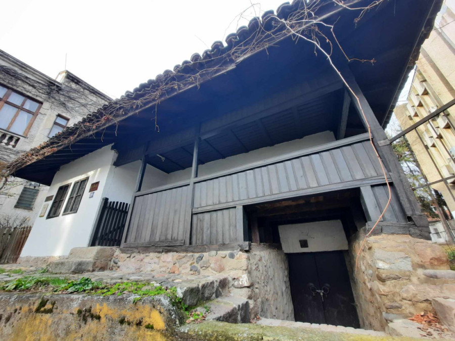 Građevinsko čudo u Kraljevu koje prkosi vremenu: Adžića kuća ima status spomenika kulture (FOTO)