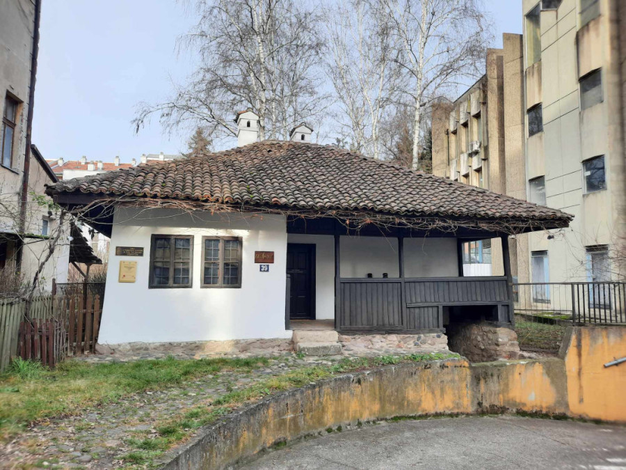 Građevinsko čudo u Kraljevu koje prkosi vremenu: Adžića kuća ima status spomenika kulture (FOTO)