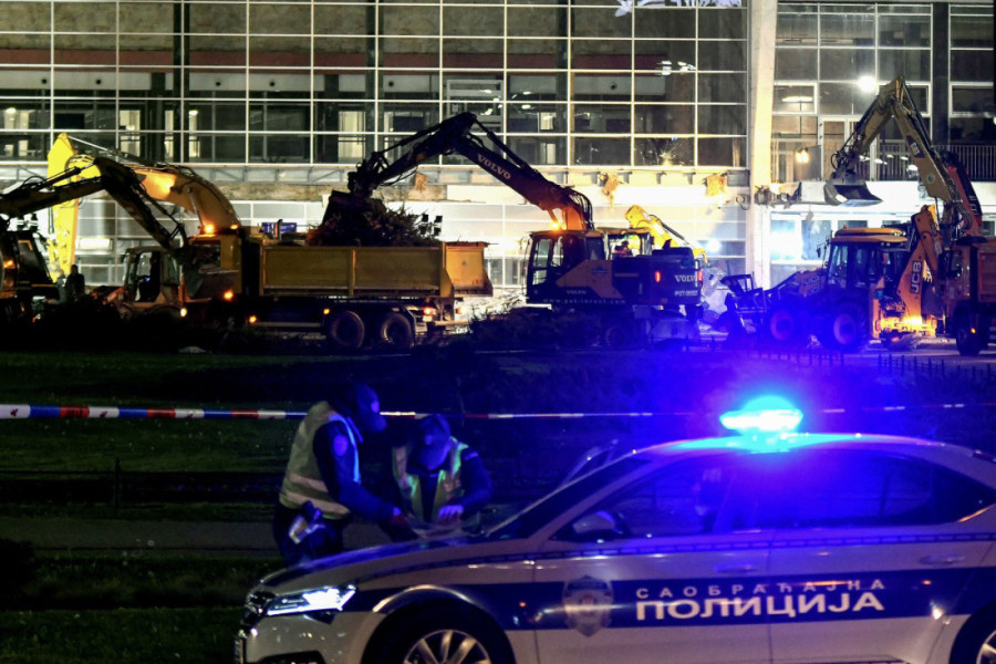 Glasna tišina i bol odzvanjaju Novim Sadom: Srbija i večeras tuguje za tragično nastradalima