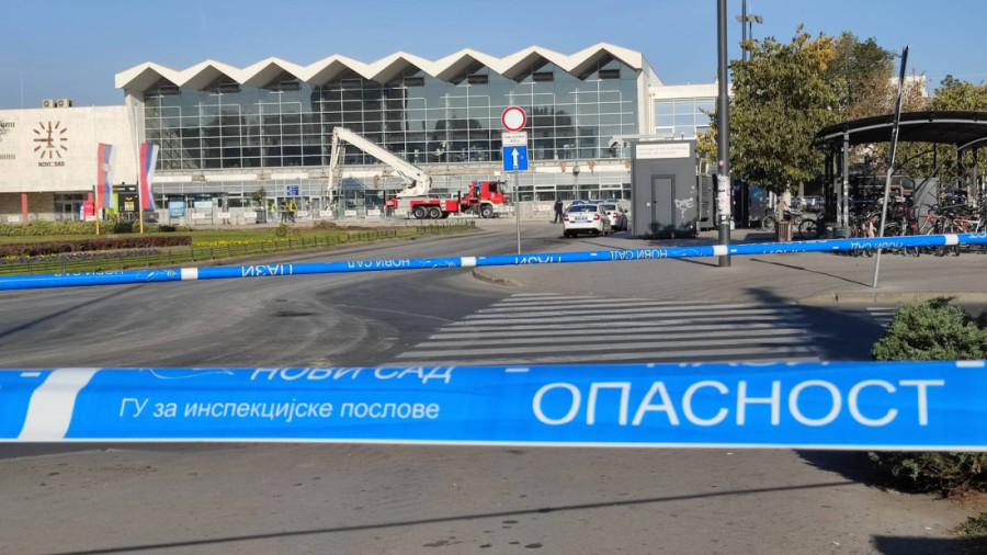 Glasna tišina i bol odzvanjaju Novim Sadom: Srbija i večeras tuguje za tragično nastradalima