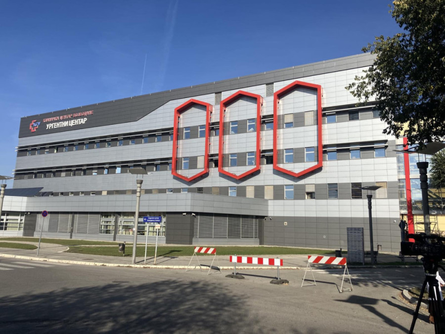 Glasna tišina i bol odzvanjaju Novim Sadom: Srbija i večeras tuguje za tragično nastradalima