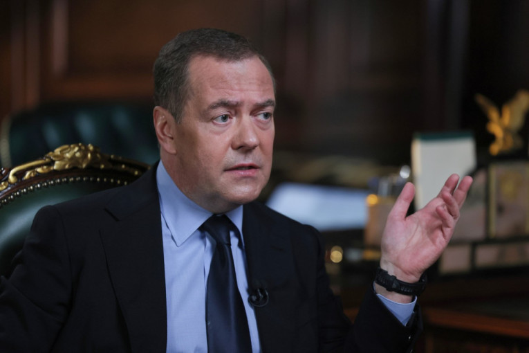 Medvedev o slanju NATO trupa u Ukrajinu: Pitajte Trampa, ološi