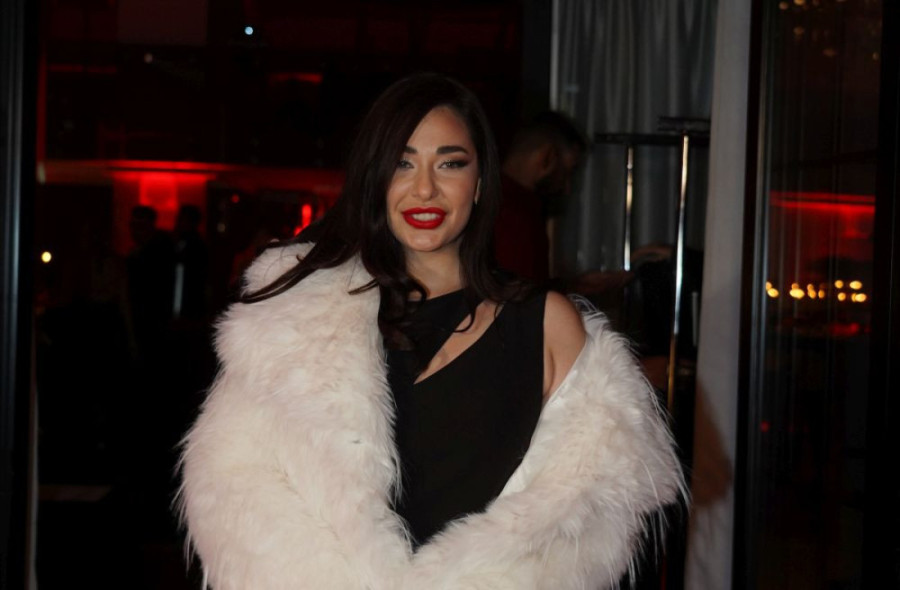 Šok fotke Sanje Vučić: Pevačica u rukama drži štos novčanica od 500 evra, pa počela da ih baca okolo! (FOTO)