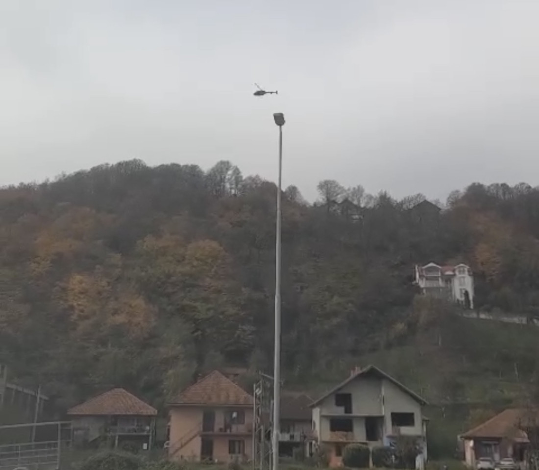 Helikopteri nadleću teren, policija češlja svaki pedalj u selima: Srpski specijalci tragaju za opasnim ubicom, presreli i jedan autobus