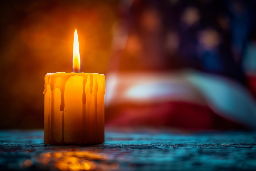 Iscureo vam je vosak od sveće? Ne brinite, jedan trik sa peglom ga skida bez imalo muke