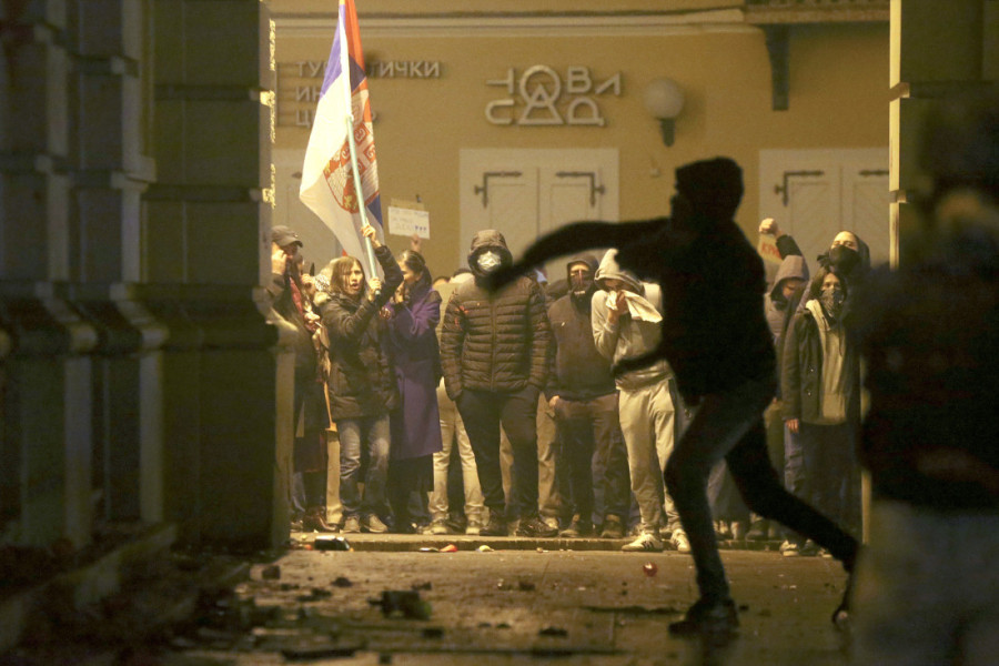 Nasiljem ruše Srbiju! Pogledajte snimke terora antisrpske opozicije - tuku, kamenuju, pozivaju na linč - dokle više?! (FOTO/VIDEO)