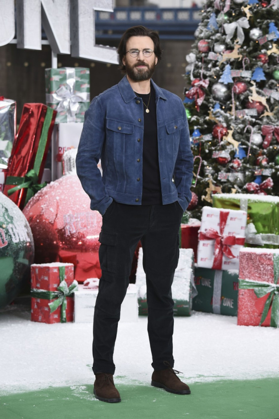 Kris Evans gotovo neprepoznatljiv na premijeri novog filma: "Okačite ovu njegovu sliku u Luvr" (FOTO)