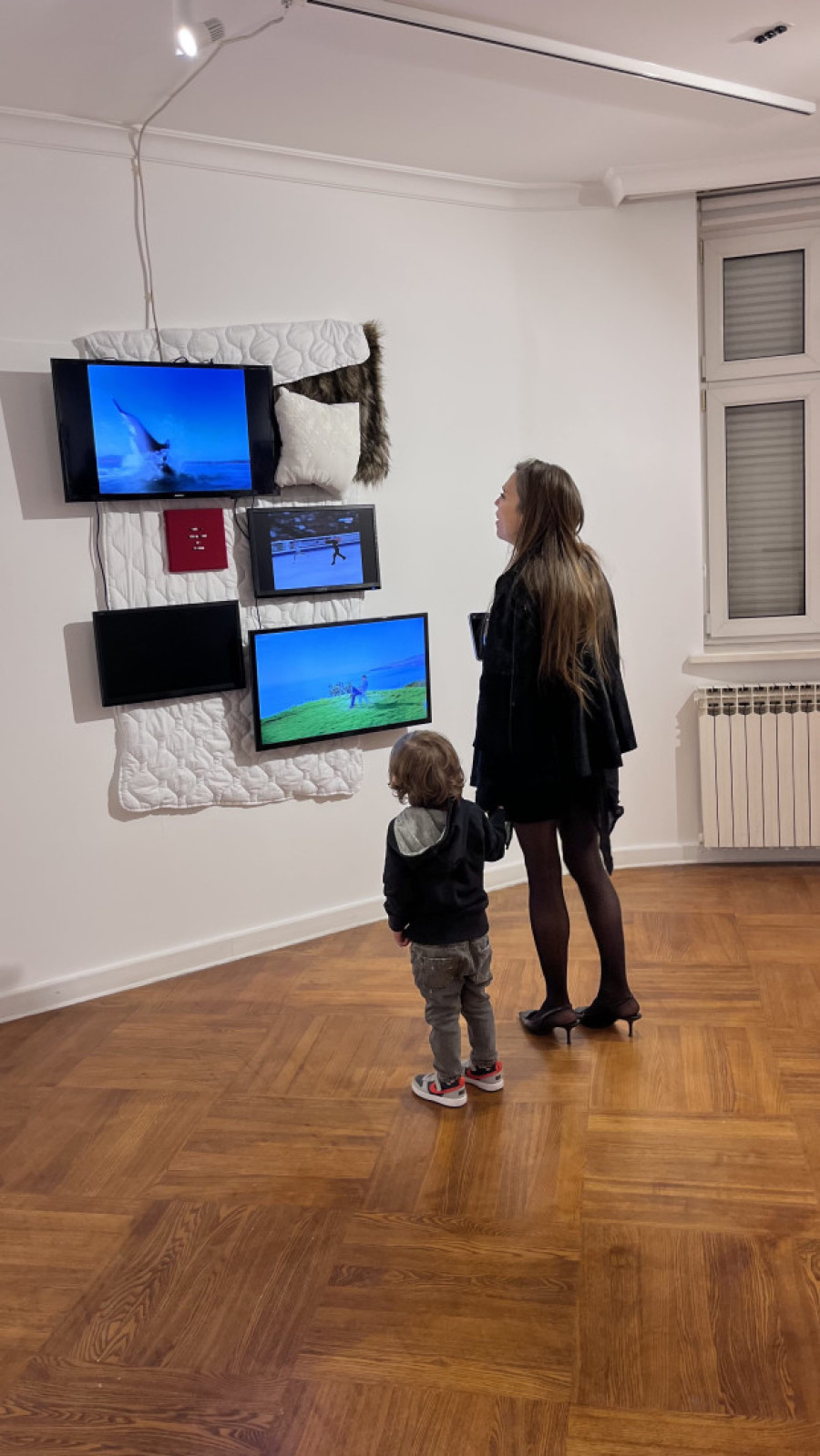 Lik Device Marije kakav do sada niste videli i dečja igra sa mrtvom prirodom: Otvorena izložba "Ljubav na bojnom polju" (FOTO)