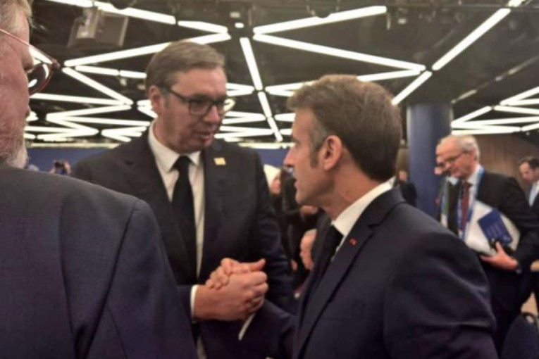 Vučić razgovarao sa Makronom: Iskoristio sam početak Samita da razmenim mišljenja o jačanju bezbednosti i stabilnosti