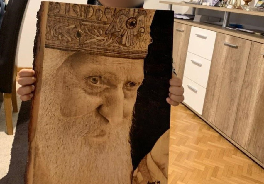Ivan iz Užica je čuveni pirograf! Srbi najviše traže portrete patrijarha Pavla, a njegovo delo stiglo i do Ibrahimovića (FOTO)
