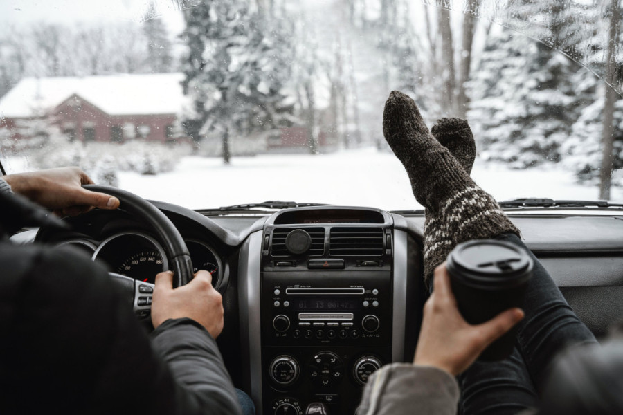 Devet saveta za bezbednu vožnju tokom praznika: Pripremite se za gužve i loše uslove na putu - evo šta sve treba da znate i proverite