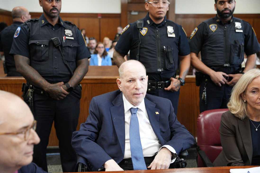 "Hrana je užasna, grubi su!" Ozloglašeni producent osuđen za silovanje se javio direktno iz zatvora! (VIDEO)