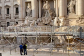 Napravljen most preko Fontane di Trevi: Za turiste omogućen bazen za tradicionalno bacanje novčića! (VIDEO)