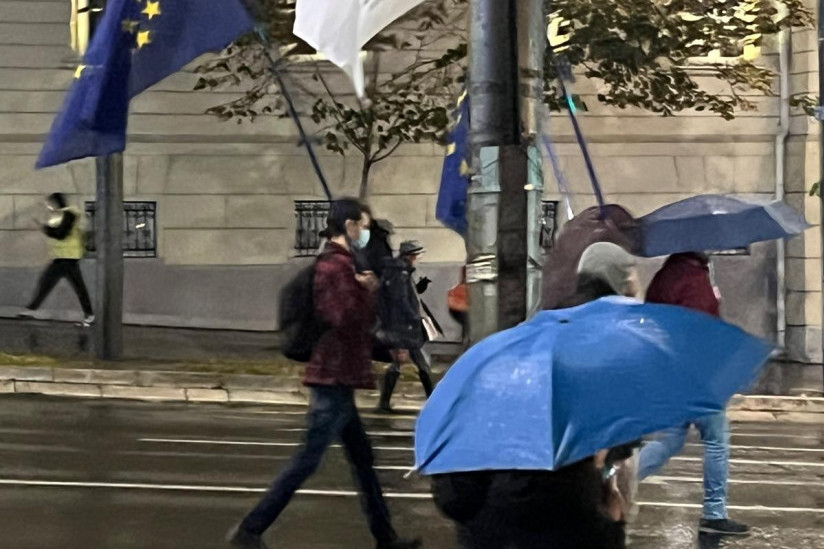 Sad se vidi pravi cilj protesta u Beogradu: Na demonstracijama NATO opozicije večeras se vijori zastava zloglasnog euromajdana! (FOTO/VIDEO)