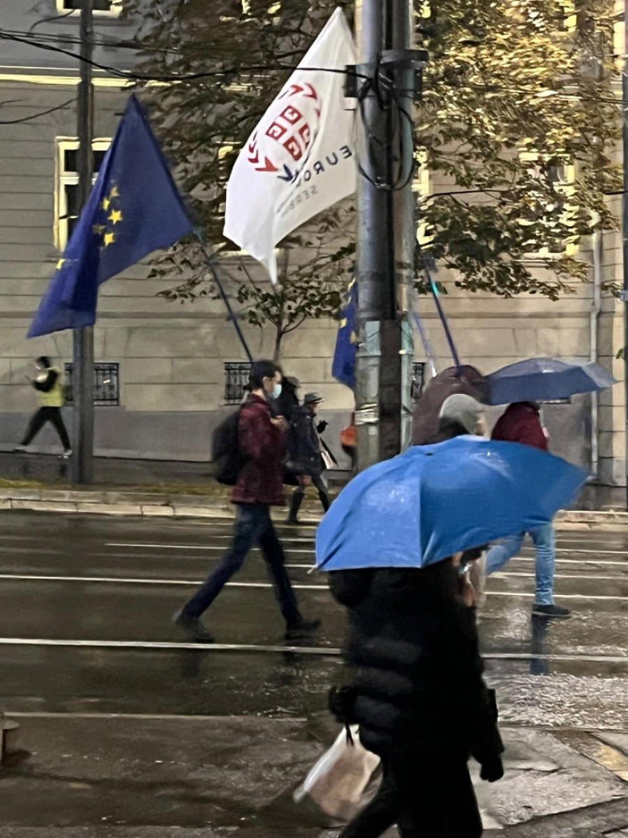 Sad se vidi pravi cilj protesta u Beogradu: Na demonstracijama NATO opozicije večeras se vijori zastava zloglasnog euromajdana! (FOTO/VIDEO)
