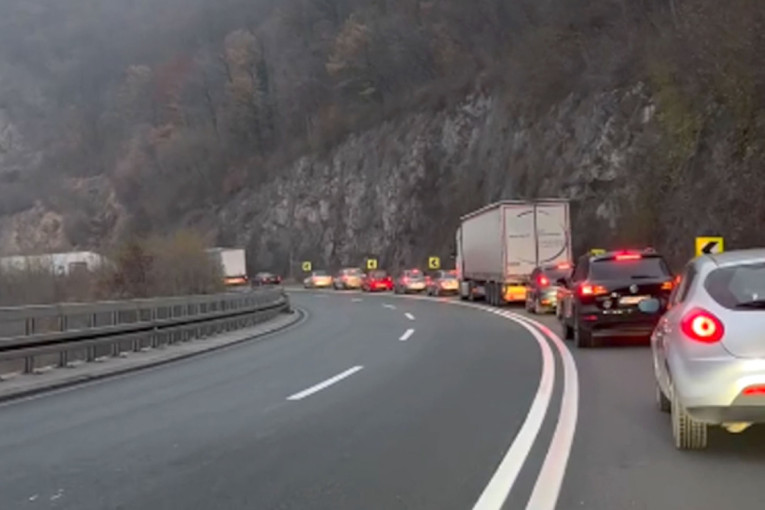 "Naoružajte se strpljenjem"! Nepregledna kolona na ovoj deonici u Srbiji, vozila mile, građani se vraćaju sa mini-odmora (VIDEO)