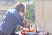 Srpska snajka iz Afrike napravila buru na mrežama: Uhvatila se varjače da kuva ajvar, a onda zapevala Čolin hit! (VIDEO)