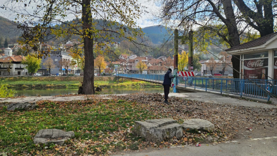 Zatvoreni dva mosta i deo tribina zbog opasnosti od urušavanja: Opština Prijepolje donela odluku kako bi maksimalno zaštitila građane (FOTO)