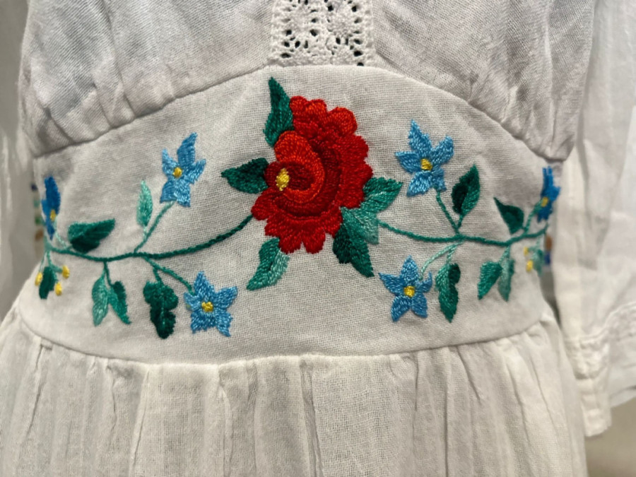 Njihovu haljinu ponela i Monika Beluči: Sestre iz Čačka čuvaju srpski tradiocionalni vez od zaborava, oduševljene i svetske face (FOTO)