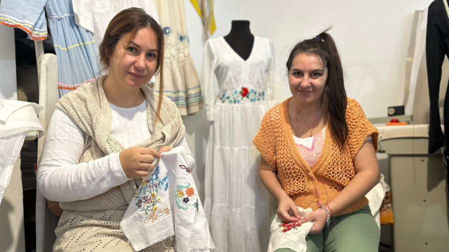 Njihovu haljinu ponela i Monika Beluči: Sestre iz Čačka čuvaju srpski tradiocionalni vez od zaborava, oduševljene i svetske face (FOTO)