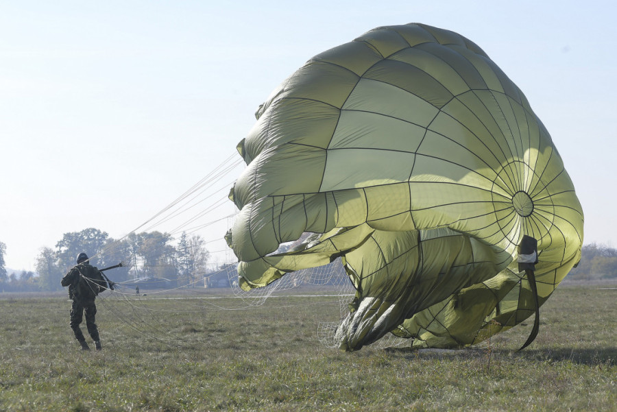 Novi padobranci Vojske Srbije: U Nišu realizovani prvi skokovi u okviru padobranske obuke (FOTO)