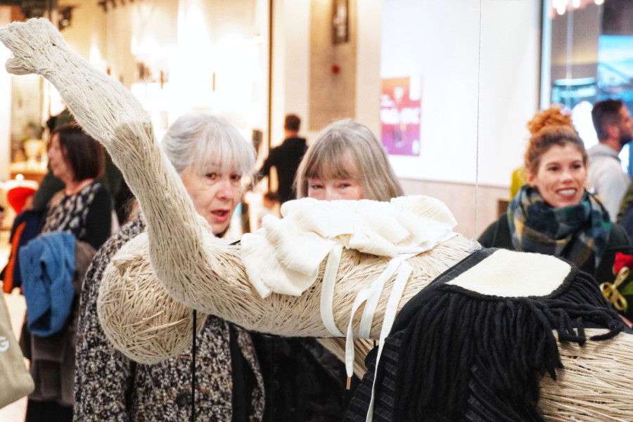 Izložba inspirisana jednom bakom iz Bele Palanke: Tri autorke slave žene i pokazuju njihovu snagu, sposobnost i lepotu (FOTO)