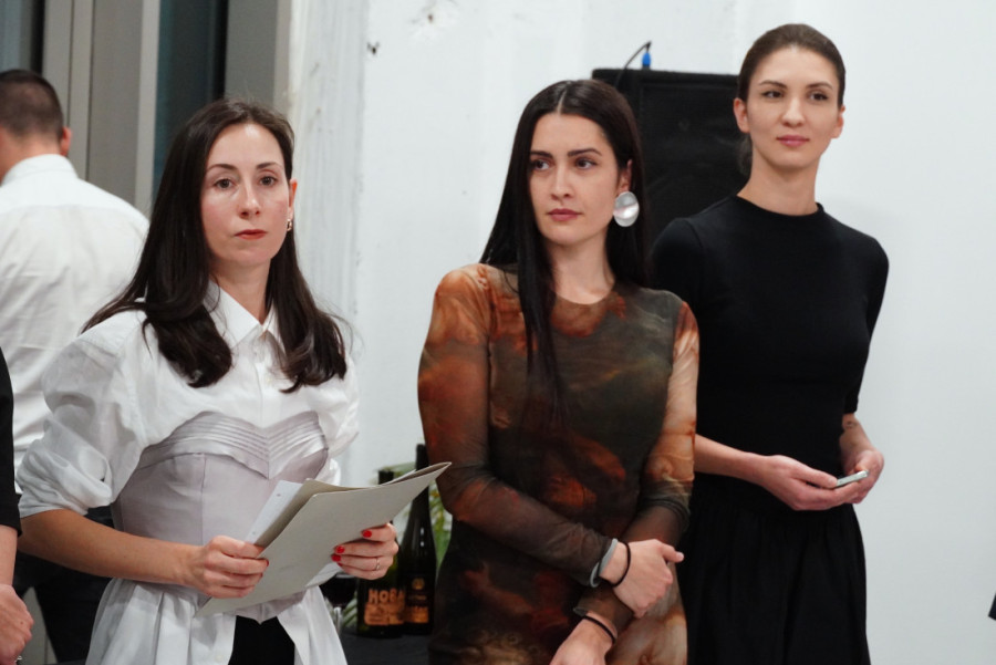 Izložba inspirisana jednom bakom iz Bele Palanke: Tri autorke slave žene i pokazuju njihovu snagu, sposobnost i lepotu (FOTO)