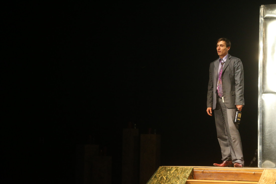 Predstava koja je nastala uoči američkih izbora: Održana premijera "Junaka doba krize" u Ateljeu 212 (FOTO)